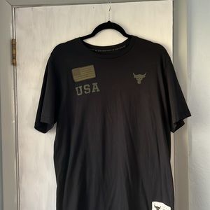 Men’s Under Armour Black. Size M T-shirt. USA and Flag Army Green